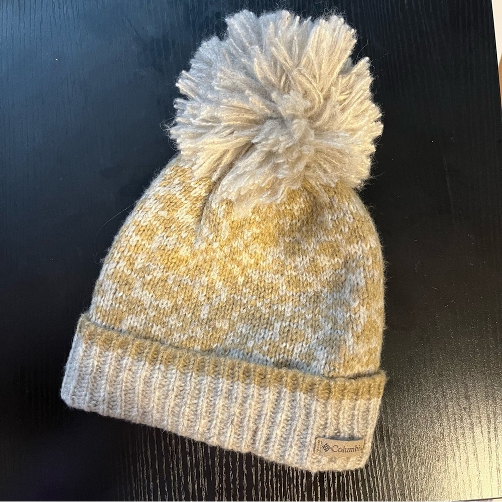Columbia beanie with pom pom // brand new